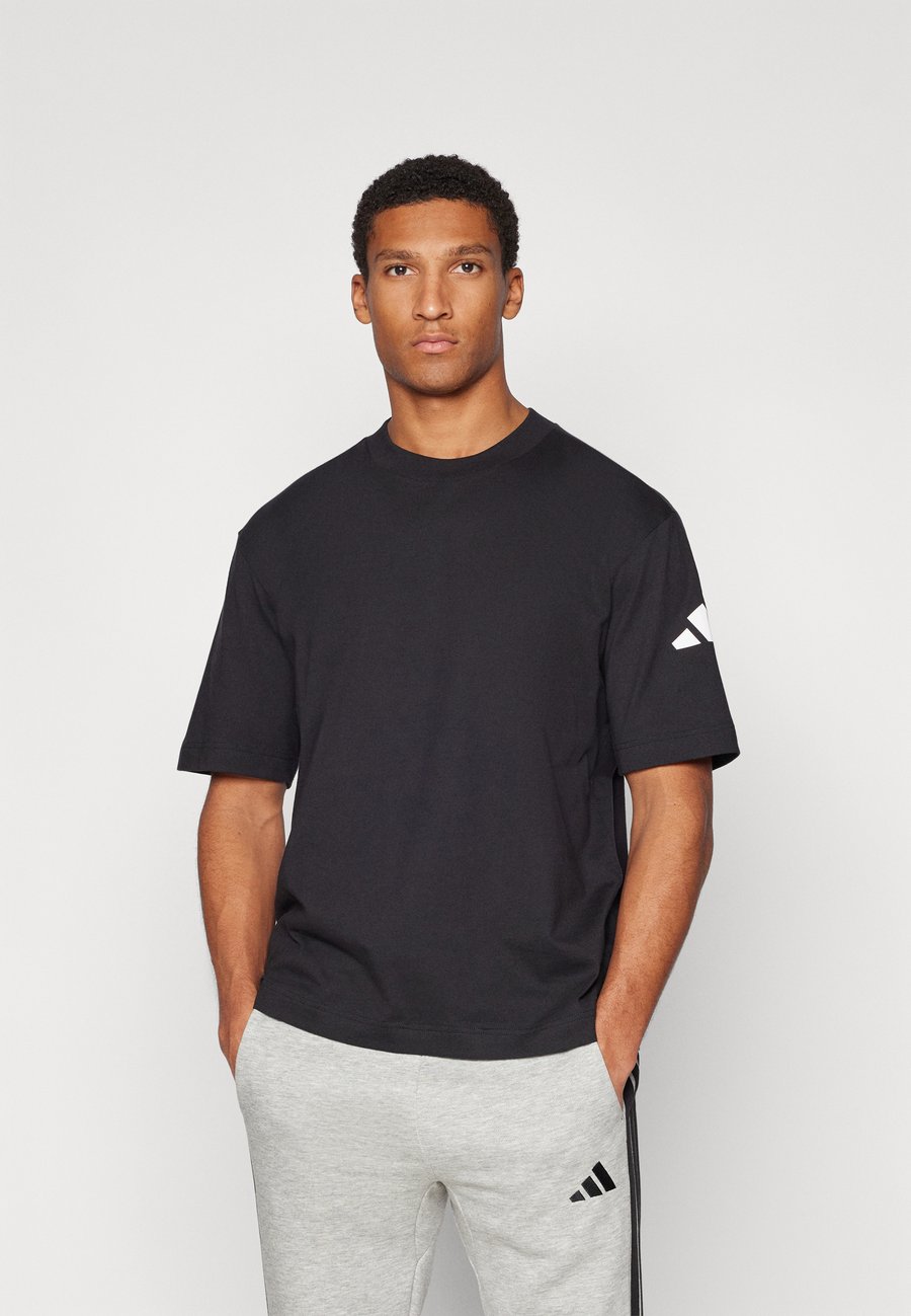 

Спортивная футболка Adidas Sportswear ESSENTIALS LOOSE FIT 3 BAR, Black/White/Black