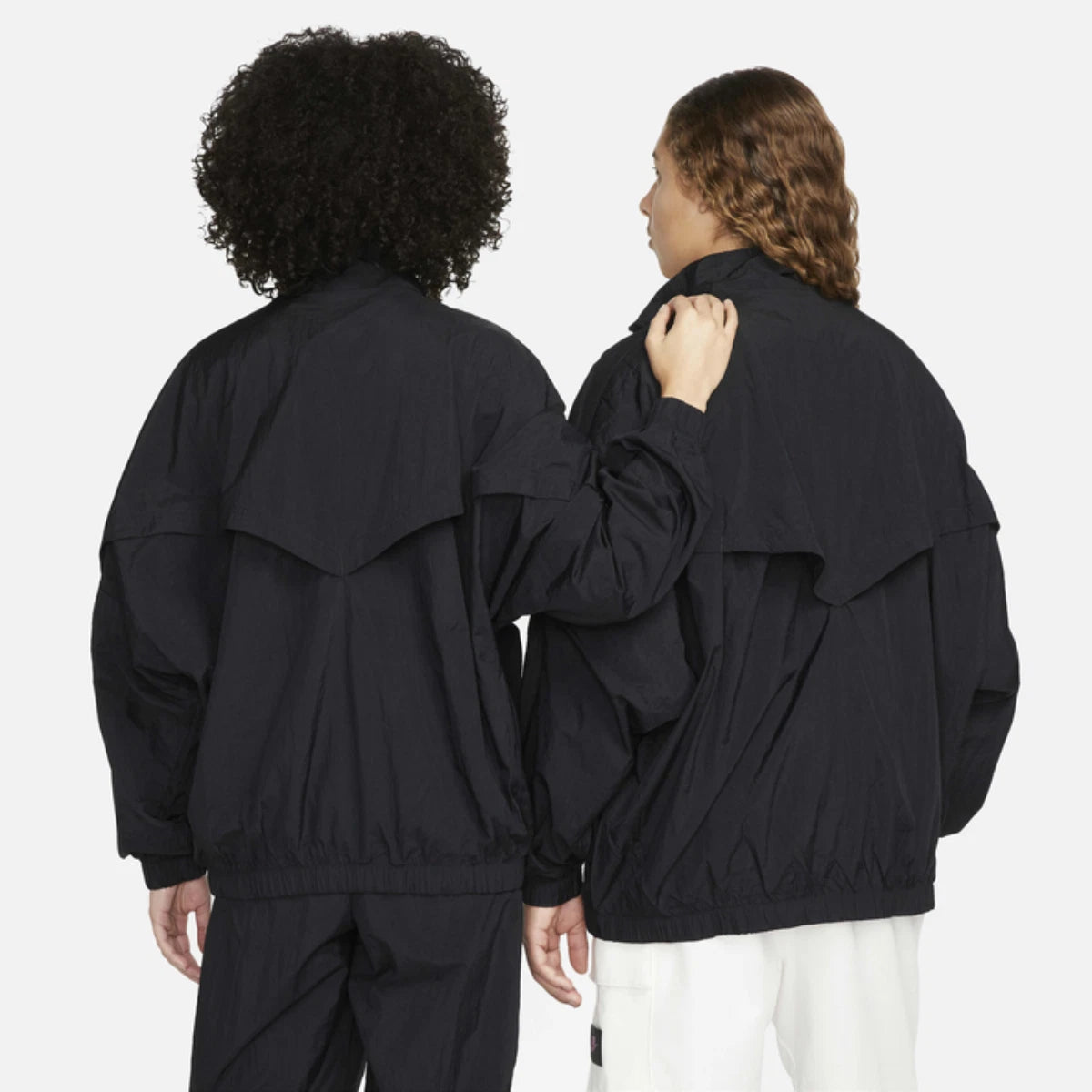 Женская куртка Nike Sportswear Essential Windrunner, черная, тканая, с молнией по всей длине, JAX122 Nike, черный — фото 2