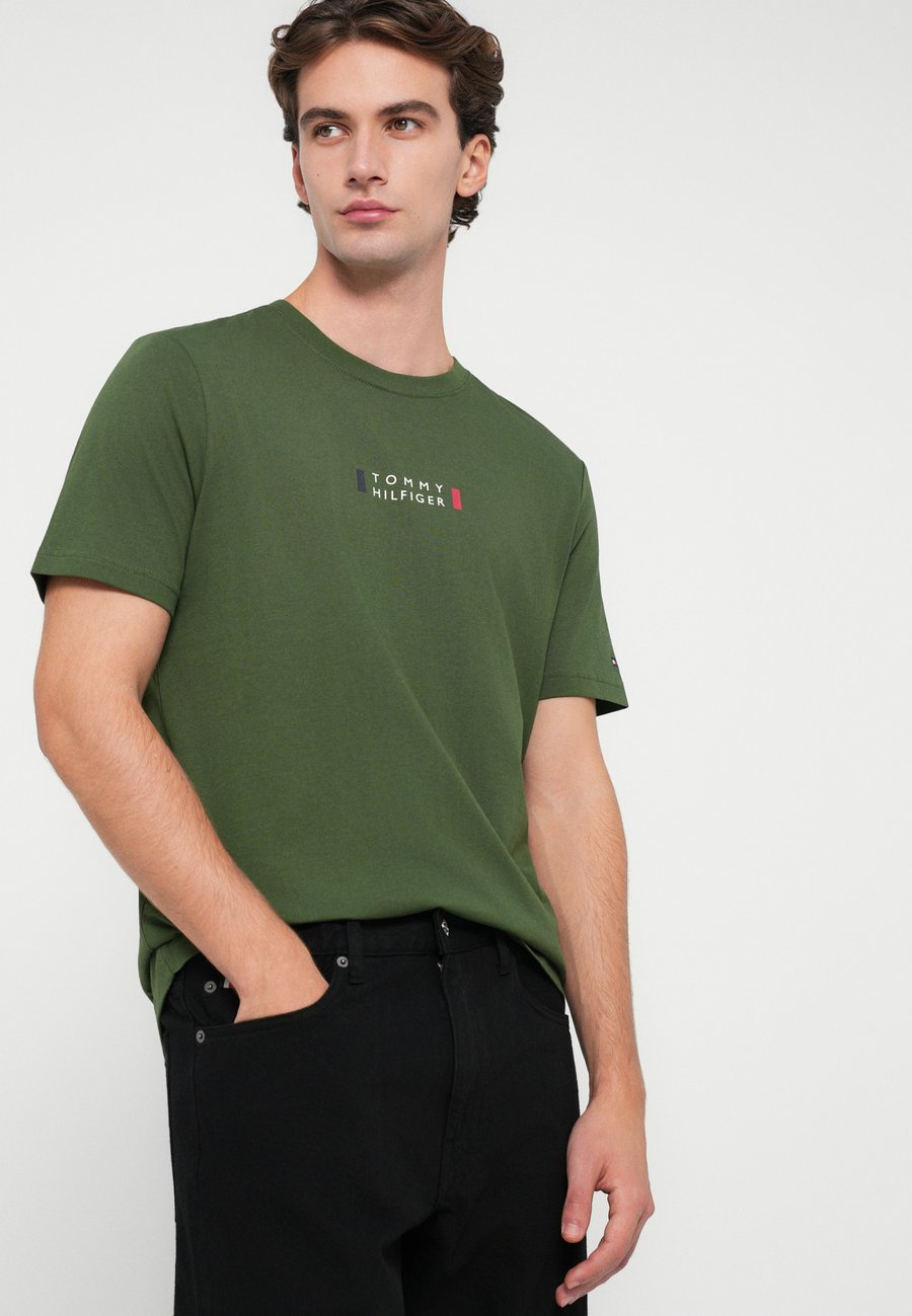 Футболка Tommy Hilfiger BRAND LOVE SMALL CENTER TEE, Mountain Pine/Khaki — фото 4