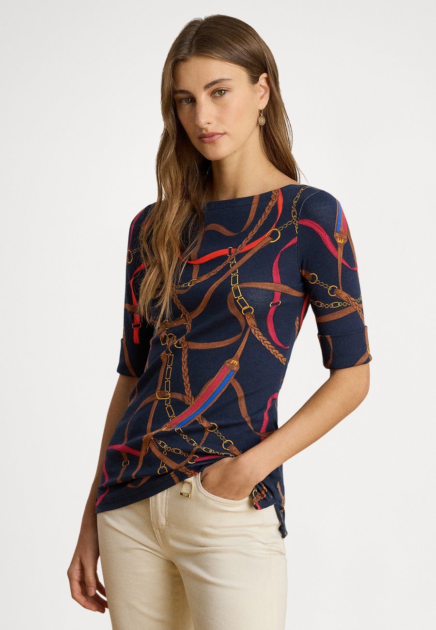 

Футболка Lauren Ralph Lauren BELTING-PRINT COTTON BOATNECK TEE, Navy Multi/Dark Blue, Синий, Футболка Lauren Ralph Lauren BELTING-PRINT COTTON BOATNECK TEE, Navy Multi/Dark Blue