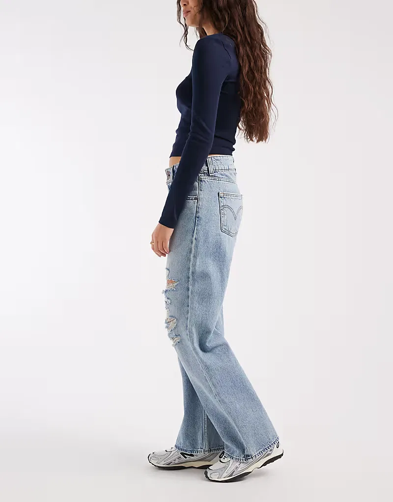 Свободные джинсы Levis Superlow с рваными элементами Levi's, светло-голубой — фото 2