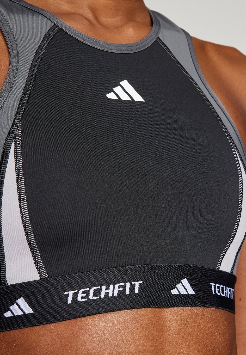 

Спортивные бюстгальтеры со средней поддержкой TECHFIT MEDIUM-SUPPORT HIGH-NECK COLORBLOCK adidas, черный