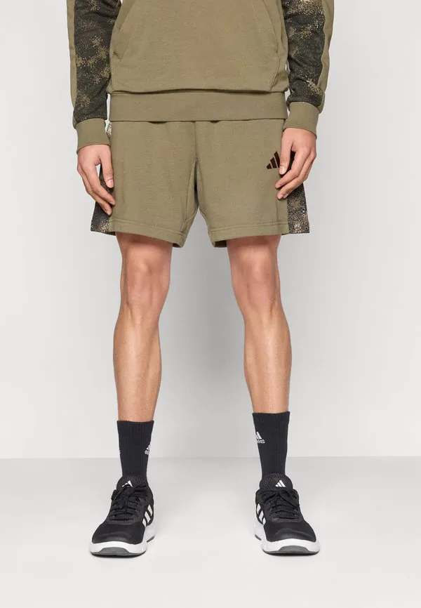 Спортивные шорты с камуфляжным принтом Adidas Sportswear, Olive Strata/Multicolor