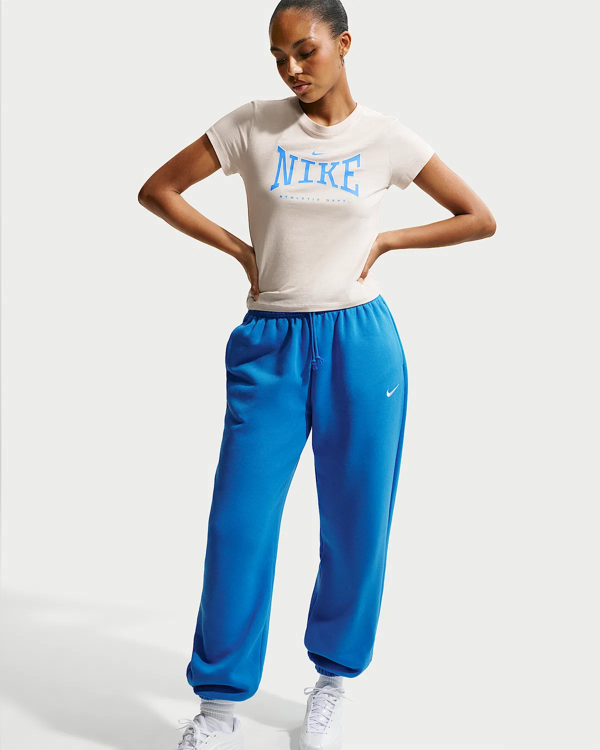 Женские свободные спортивные штаны с завышенной талией Nike Sportswear Phoenix Fleece, Light Photo Blue/Sail — фото 4