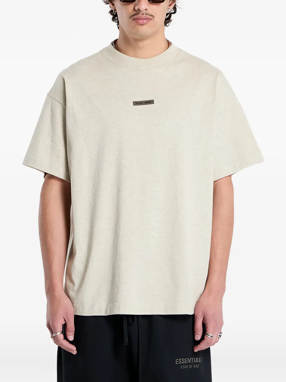 

Футболка с логотипом на пластине FEAR OF GOD ESSENTIALS, серый