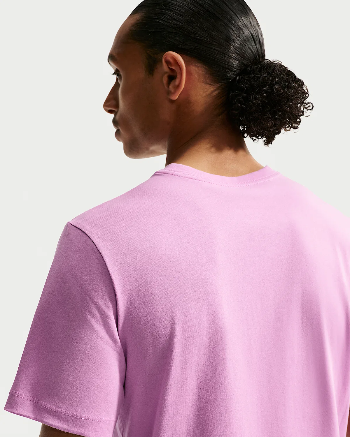 Мужская футболка Nike Sportswear Club, Light Magenta — фото 2
