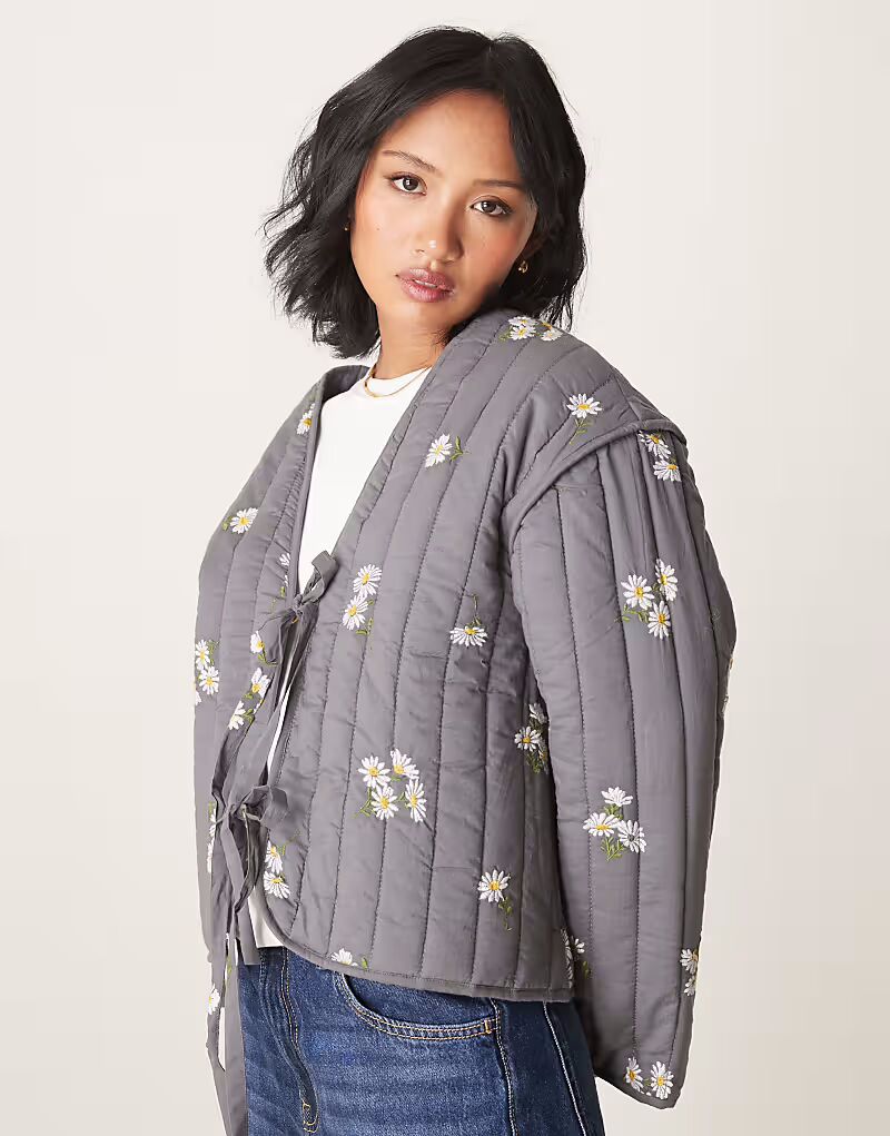 

Стеганая куртка с вышивкой и завязкой спереди ASOS DESIGN Petite серого цвета ASOS Petite