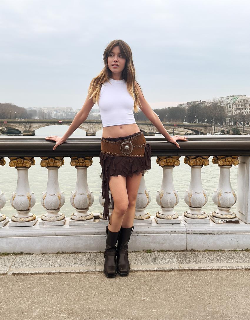 

Мини-Юбка с фактурной отделкой и оборками Bershka, коричневый