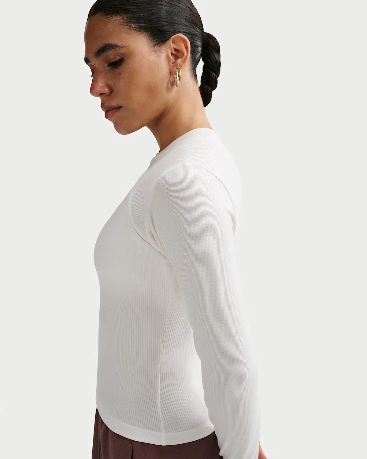 Женская облегающая длинная футболка с ребристой вязкой Nike Sportswear Chill Knit, Sail/Black — фото 2
