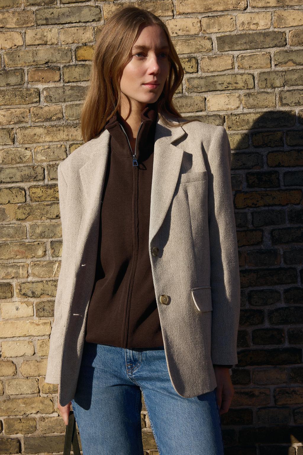

Прямой блейзер с мягкими плечами ZARA, цвет Beige-brown