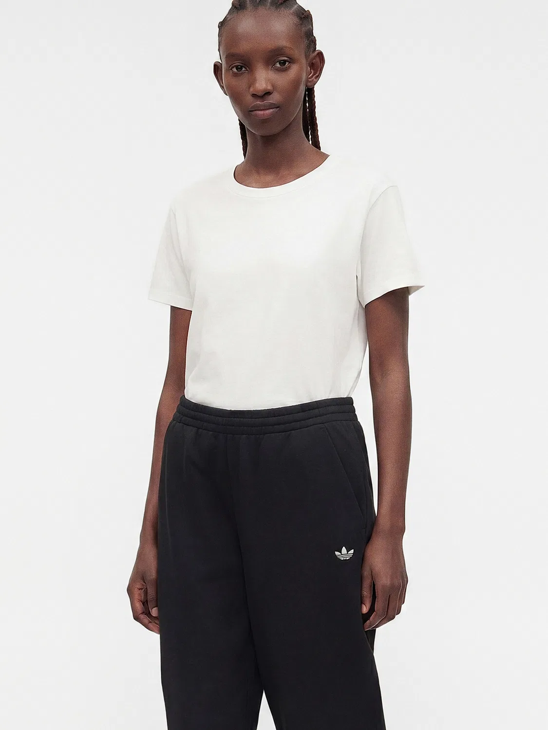 Зауженные брюки Adidas Originals Essentials черного цвета — фото 4