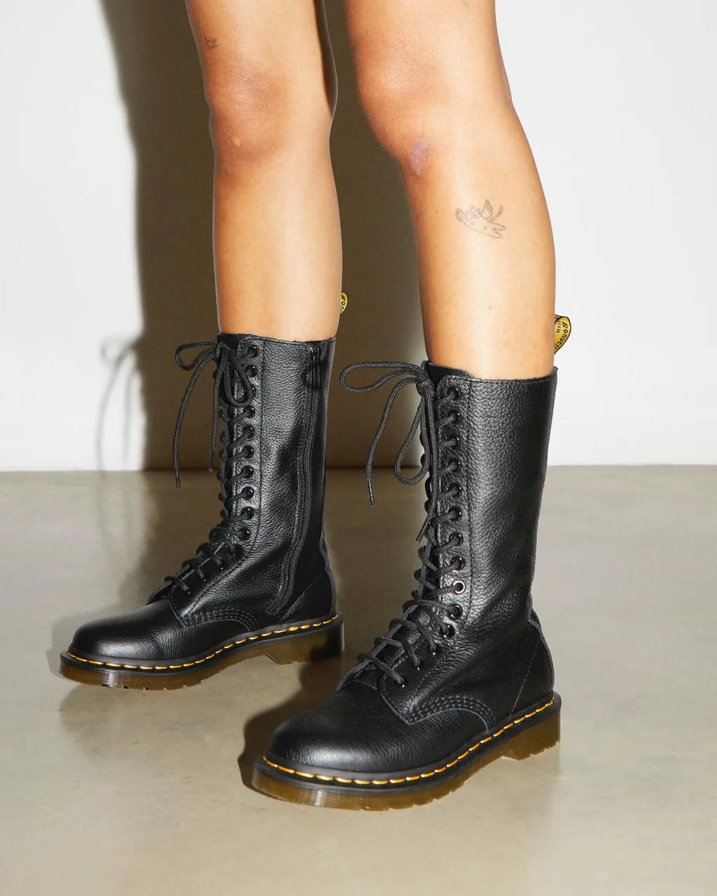 Ботинки женские Dr. Martens 1B99 Virginia до середины икры, черный — фото 2