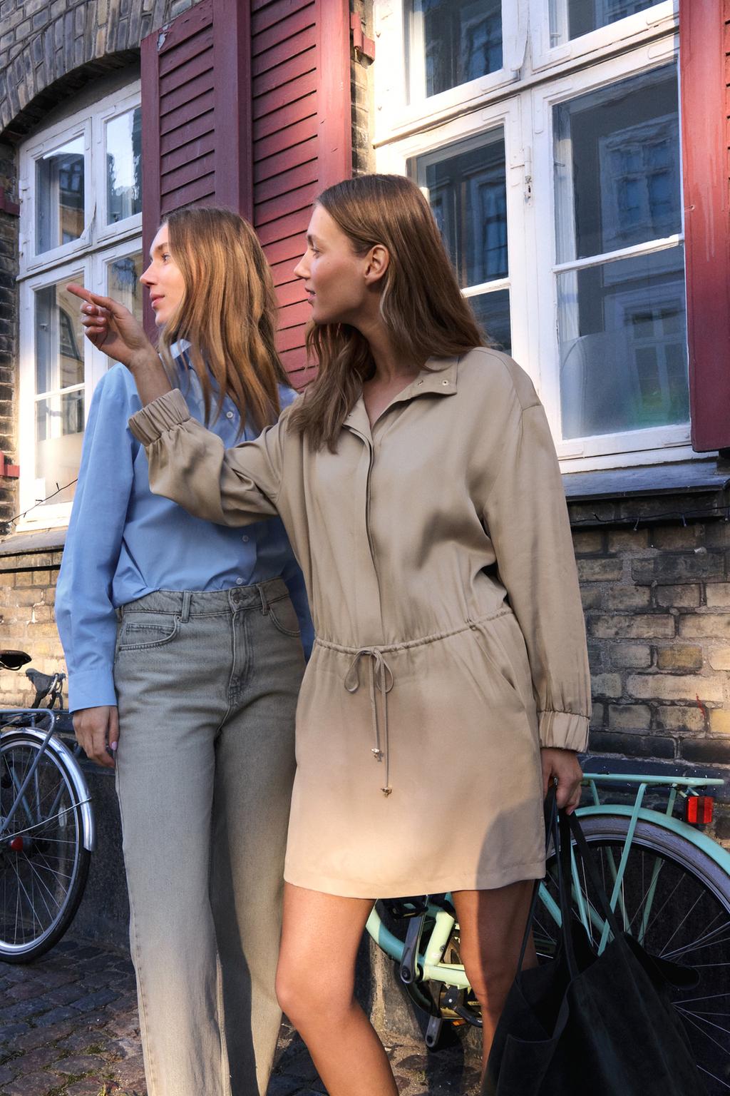

Короткое атласное платье ZARA, кэмел