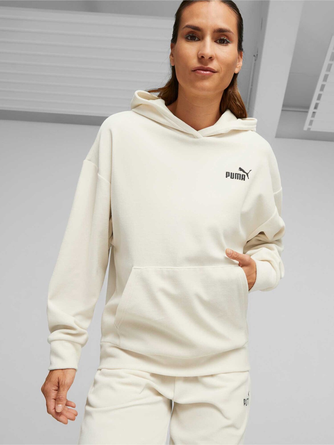 

Толстовка Puma ESS ELEVATED Velour Hoodie, белый