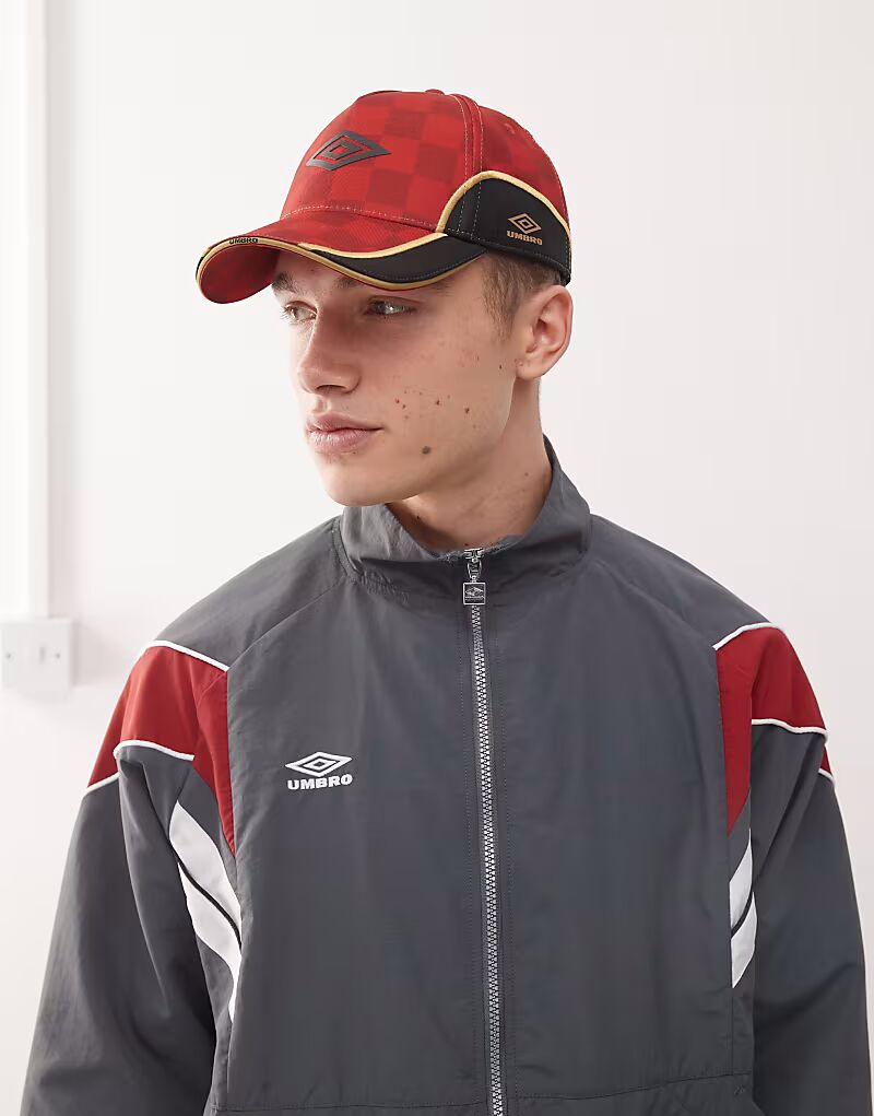 

Кепка с логотипом Umbro в красном и черном цвете