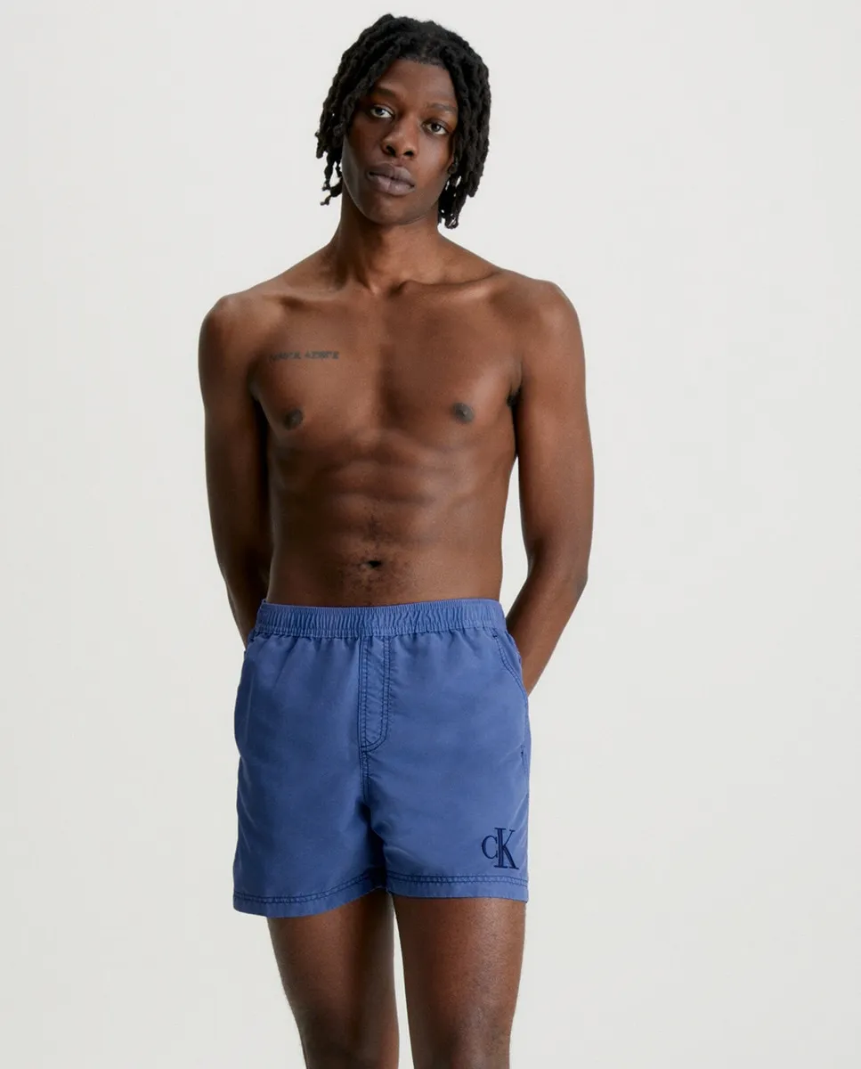 

Мужской однотонный купальник средней длины Calvin Klein, синий
