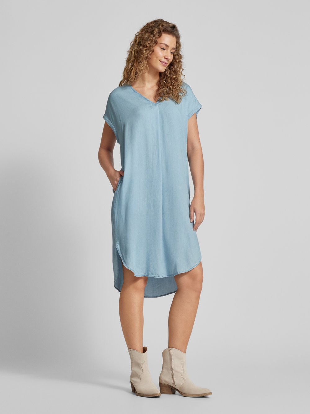 

Платье длиной до колена с V-образным вырезом из лиоцелла модель «Карли» FREE/QUENT, светло-голубой