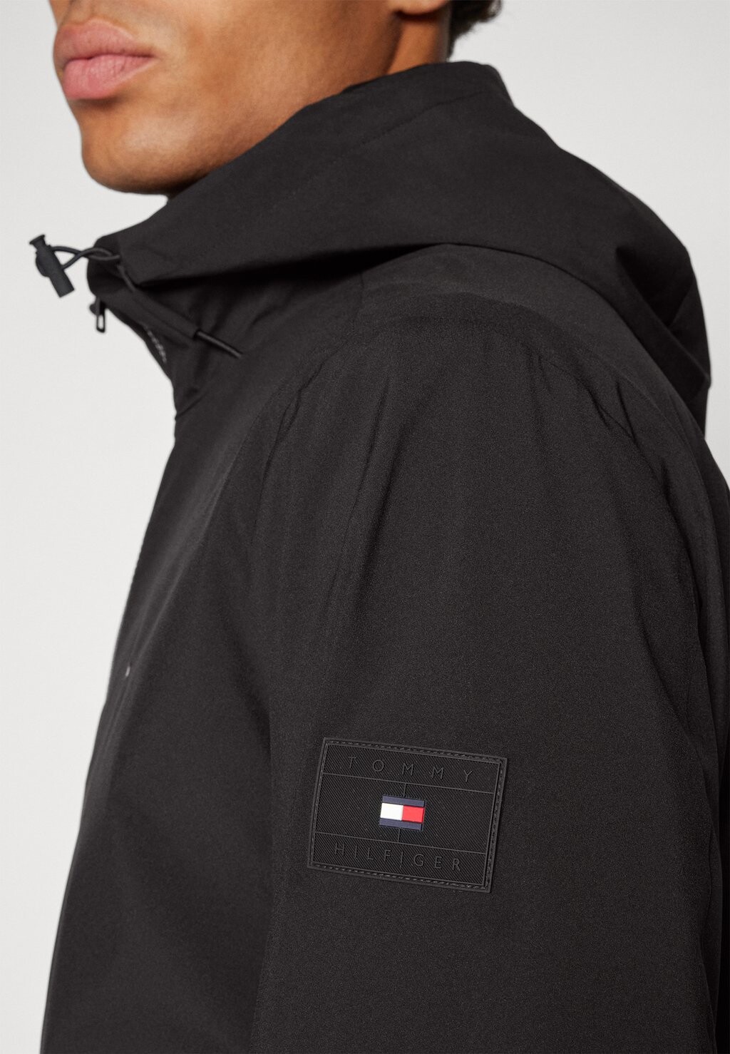 

Тонкая куртка HOODED JACKET Tommy Hilfiger, черный