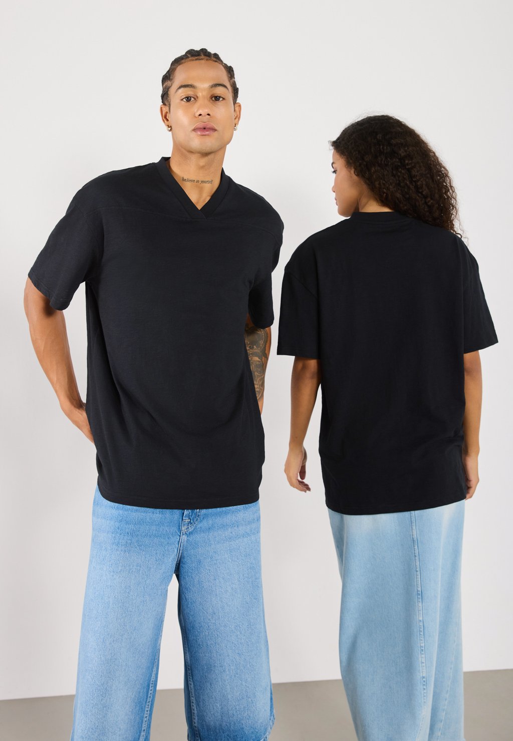 

Базовая футболка UNISEX YOURTURN by Zalando, черный