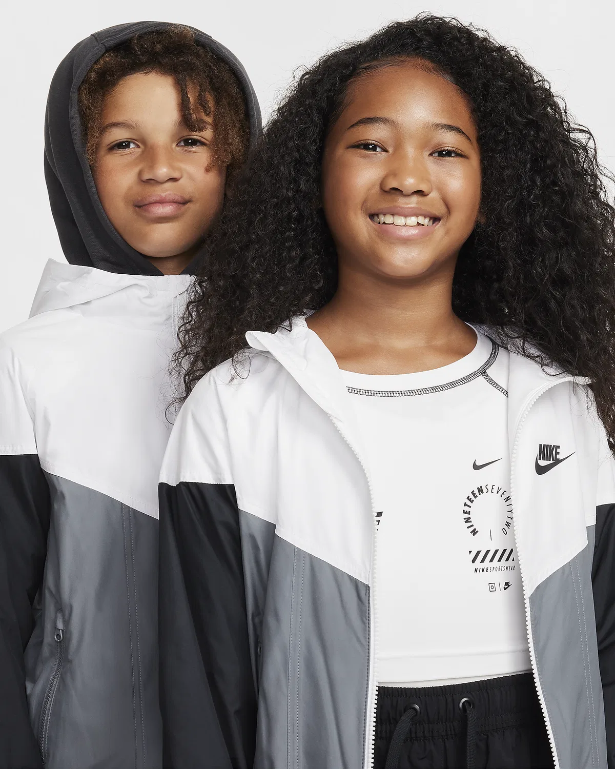 Детская куртка с капюшоном Nike Sportswear Windrunner Repel, White/Smoke Grey/Black/Black — фото 3