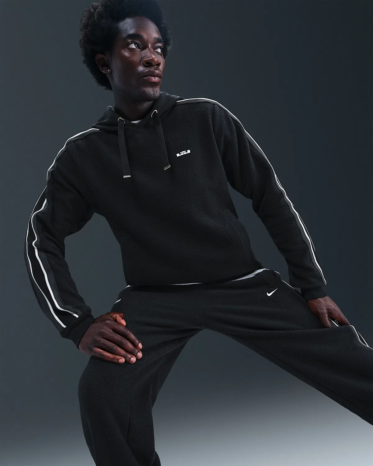 Мужская баскетбольная худи-пуловер Therma-FIT LeBron Standard Issue, Black/Sail — фото 3