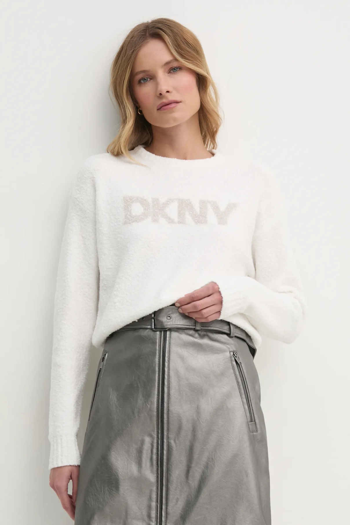 

Dknyй свитер, бежевый