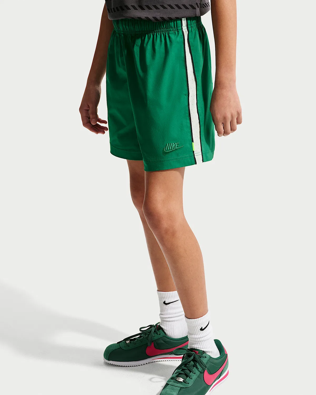Детские шорты Nike Sportswear Woven, Malachite/White/Black/Malachite — фото 2