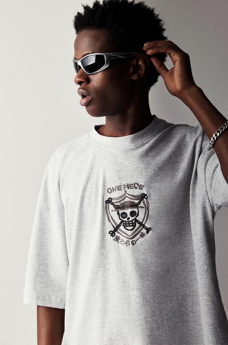 

Футболка с изображением черепа Pull And Bear, серый