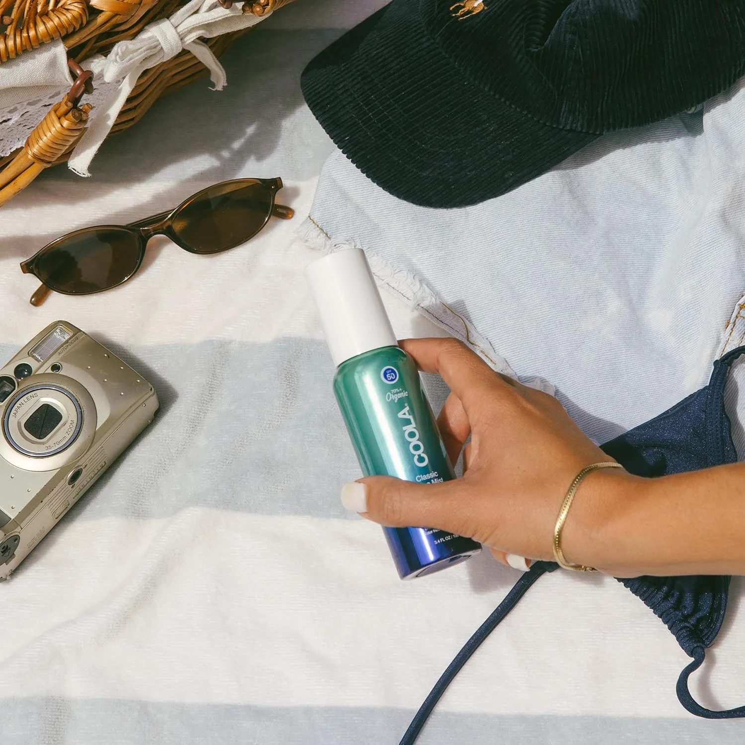 COOLA Органический солнцезащитный спрей для лица SPF 50, протестирован дерматологами, обеспечивает ежедневную защиту кожи, веганский и безглютеновый, с натуральным ароматом, 95 мл. — фото 3