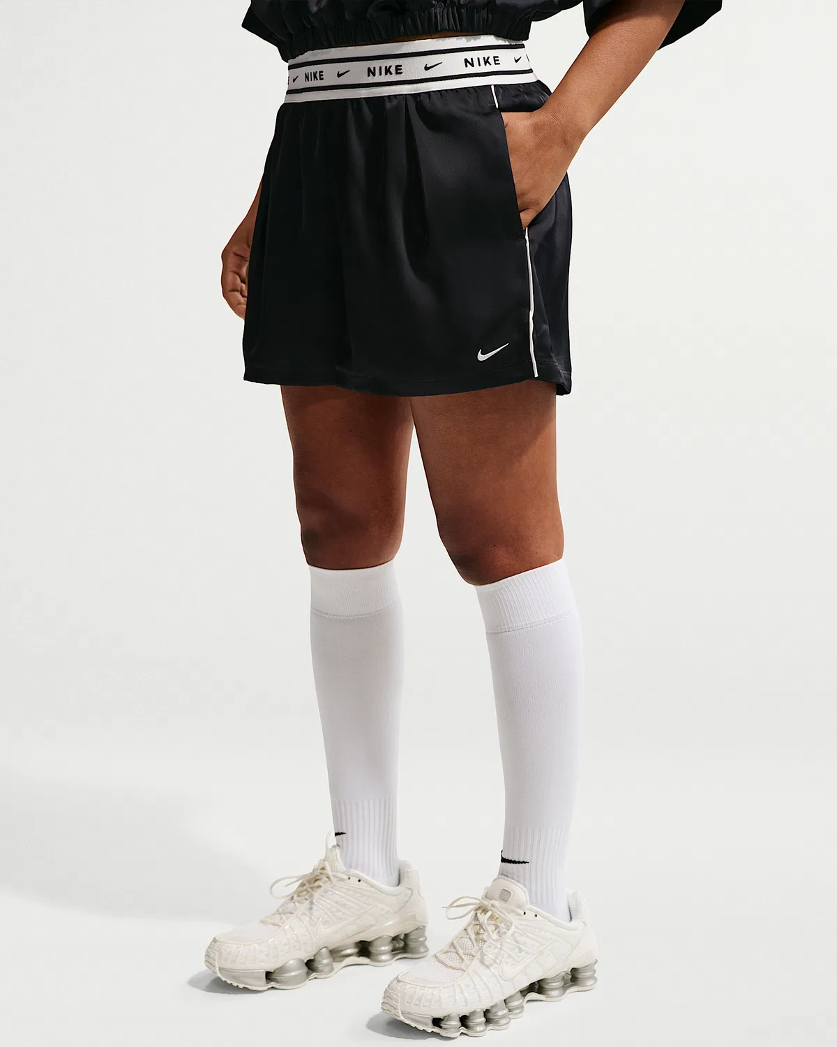 Женские свободные шорты из сатина со средней посадкой Nike Sportswear, Black/Sail — фото 2