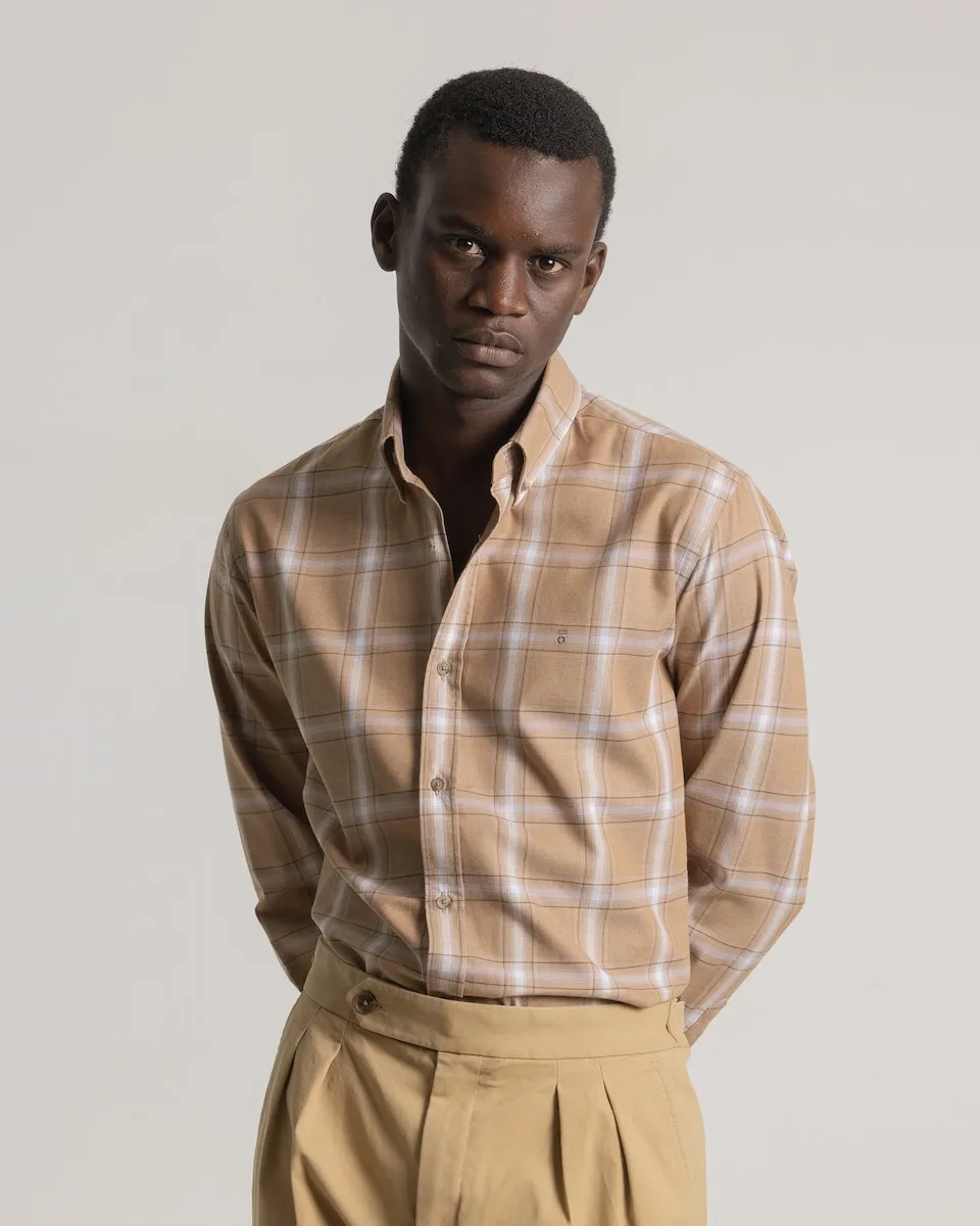 

Мужская свободная рубашка в клетку тартан, приталенного кроя, карамельного цвета PuroEgo