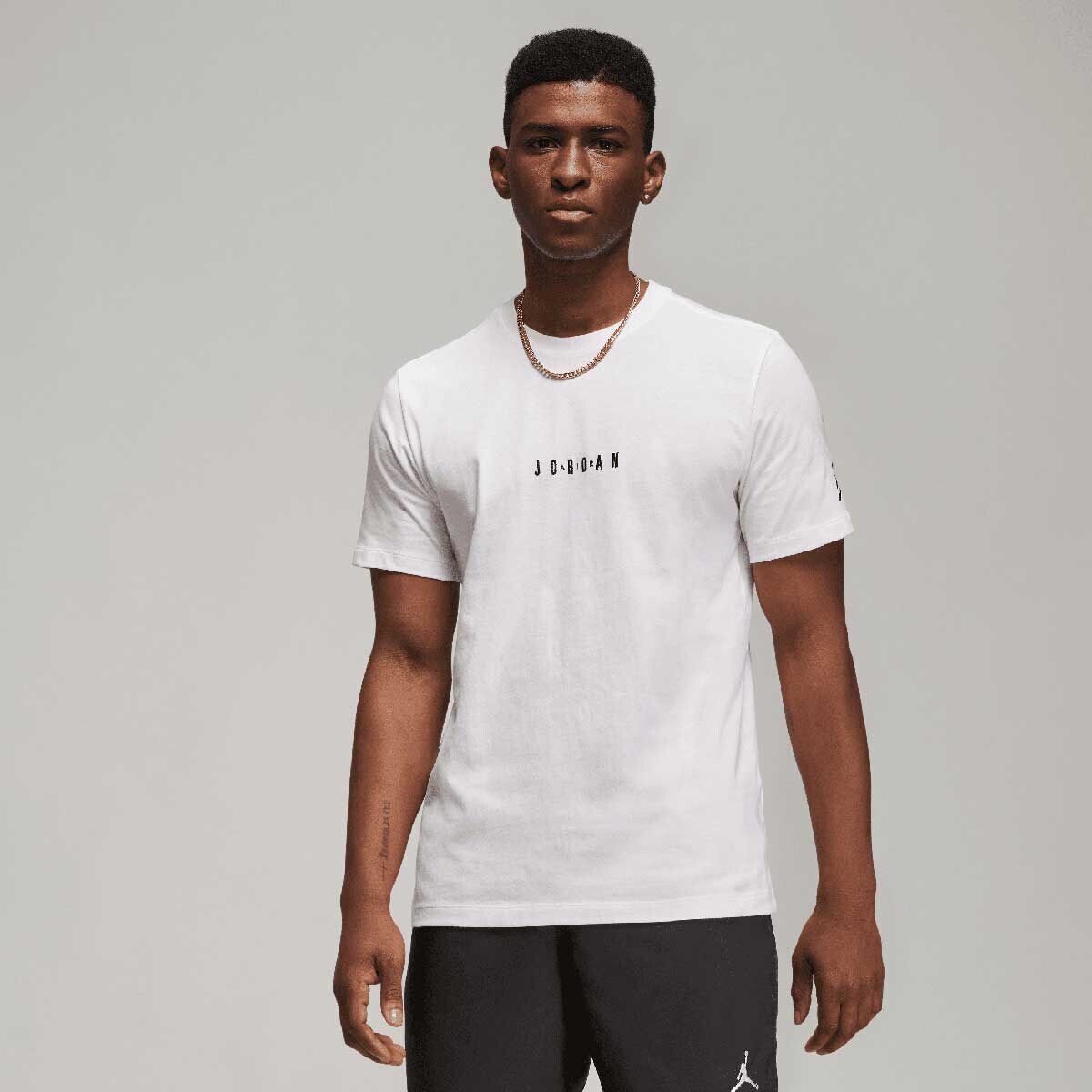 

Футболка Jordan Air Embroidered M J, цвет Weiß/Schwarz/Schwarz