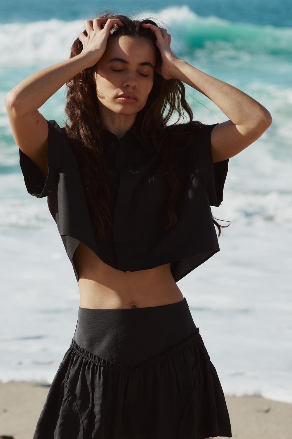 

Укороченная рубашка из поплин ZARA, черный