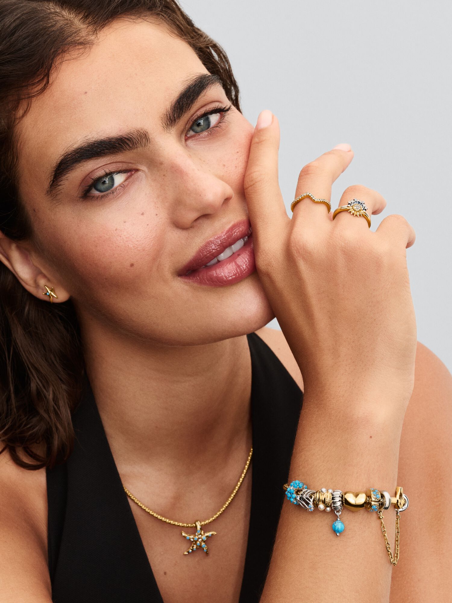 Intensi parliamone: ricordi scolastici, stile anni '90 e tendenze attuali tra moda, gioielli Pandora e riflessioni sociali