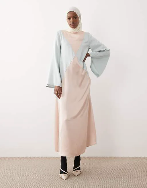 

Разноцветное платье макси с длинными рукавами и контрастными вставками iyal