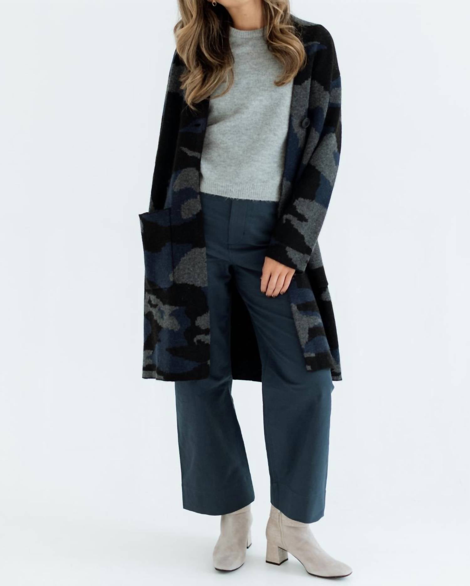 

Kinross Кардиган на одной пуговице в камуфляжной расцветке, синий с разноцветными вставками