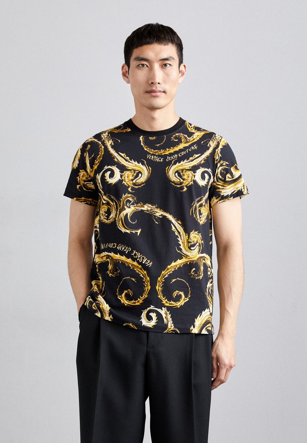 

Футболка с принтом Chromo Versace, черный/золотой