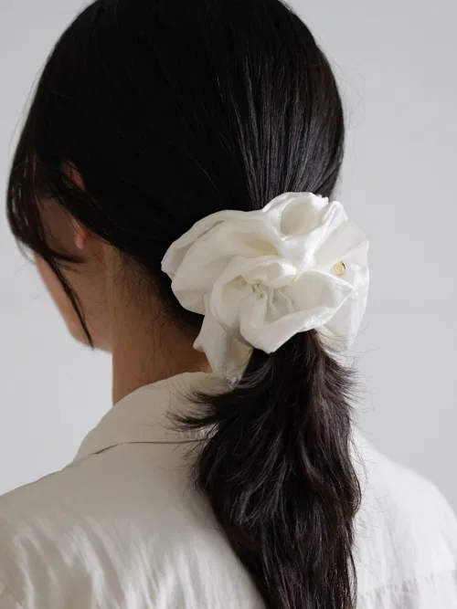 Шелковый резинка для волос Twin Glossy Scrunchie, цвет слоновая кость — фото 3