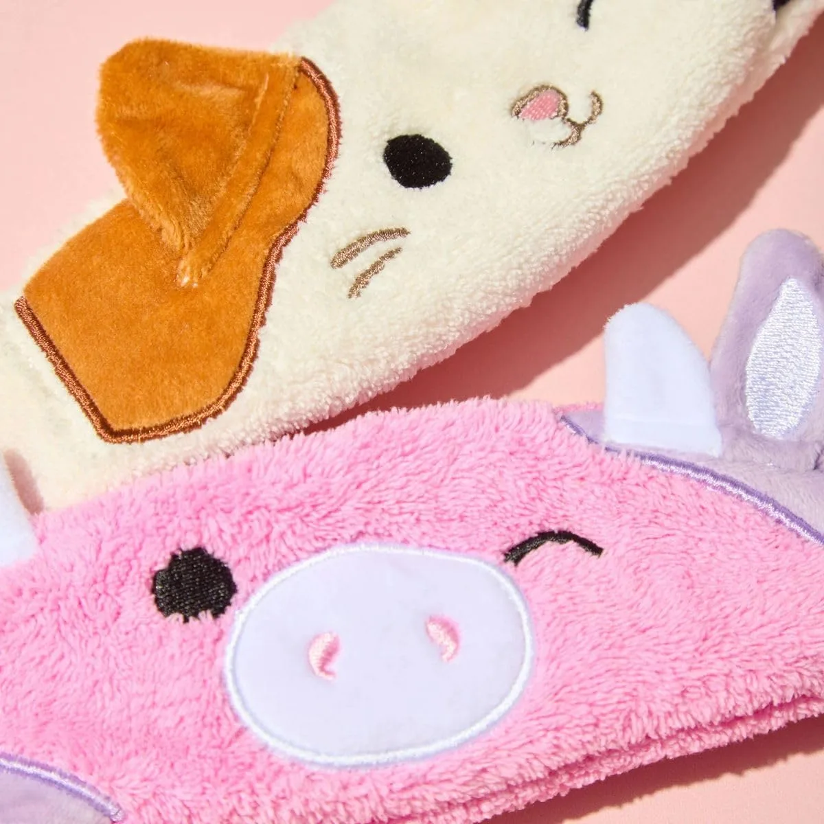 Мягкая и уютная повязка на голову TONYMOLY x Squishmallows Patty - аксессуар для ухода за волосами, макияжа и отдыха - милая, нежная и функциональная. 1 штука (1 шт.), Pink — фото 2