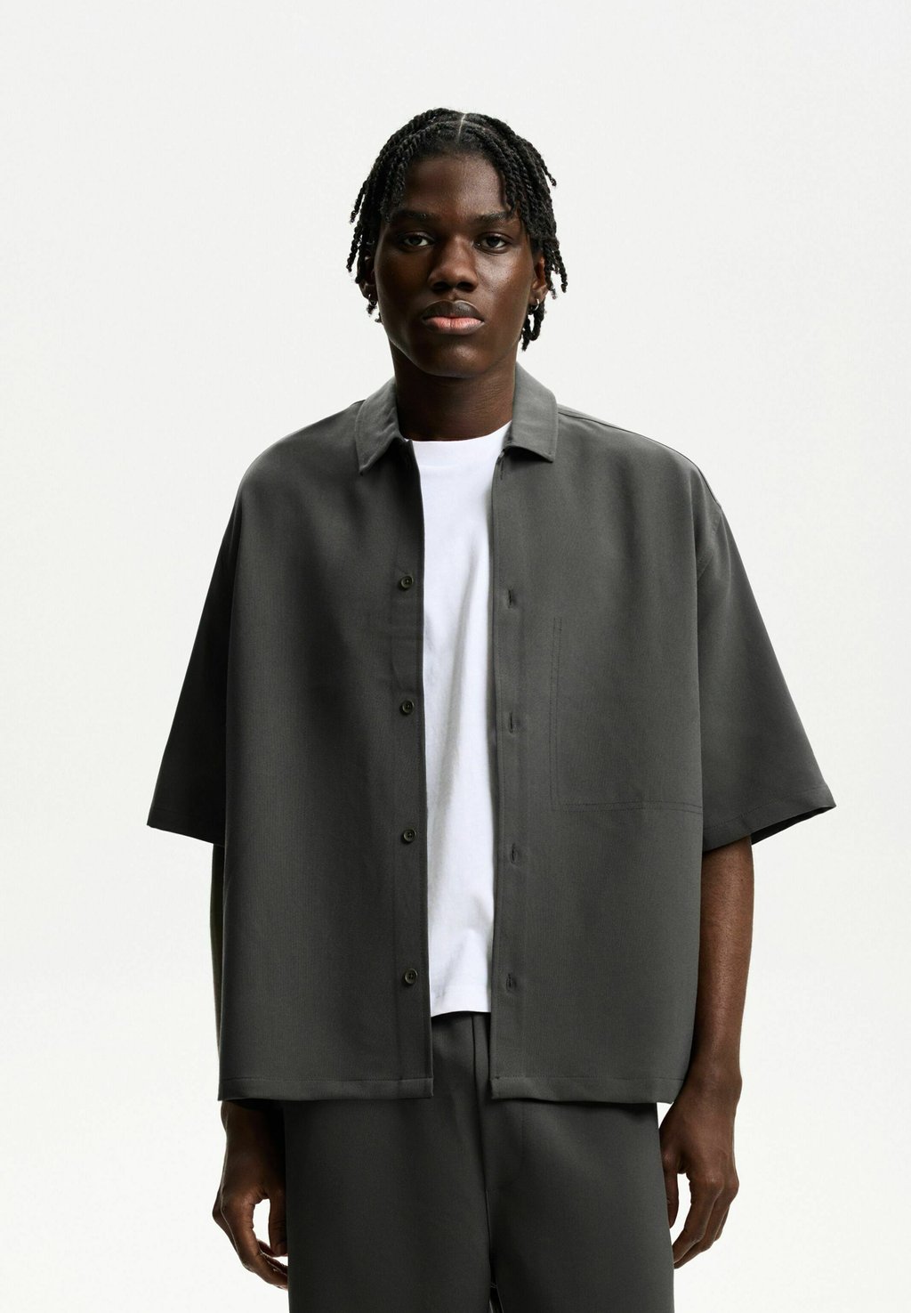 

Рубашка SHORT SLEEVE BOXY TAILORED FIT Bershka, темно-серый