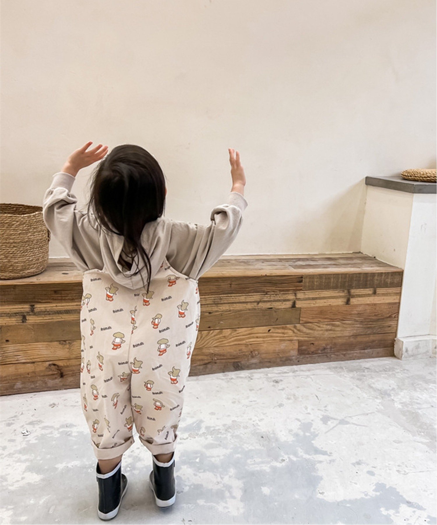Милый комбинезон с принтом по всей поверхности Aimoha Kids, beige — фото 3