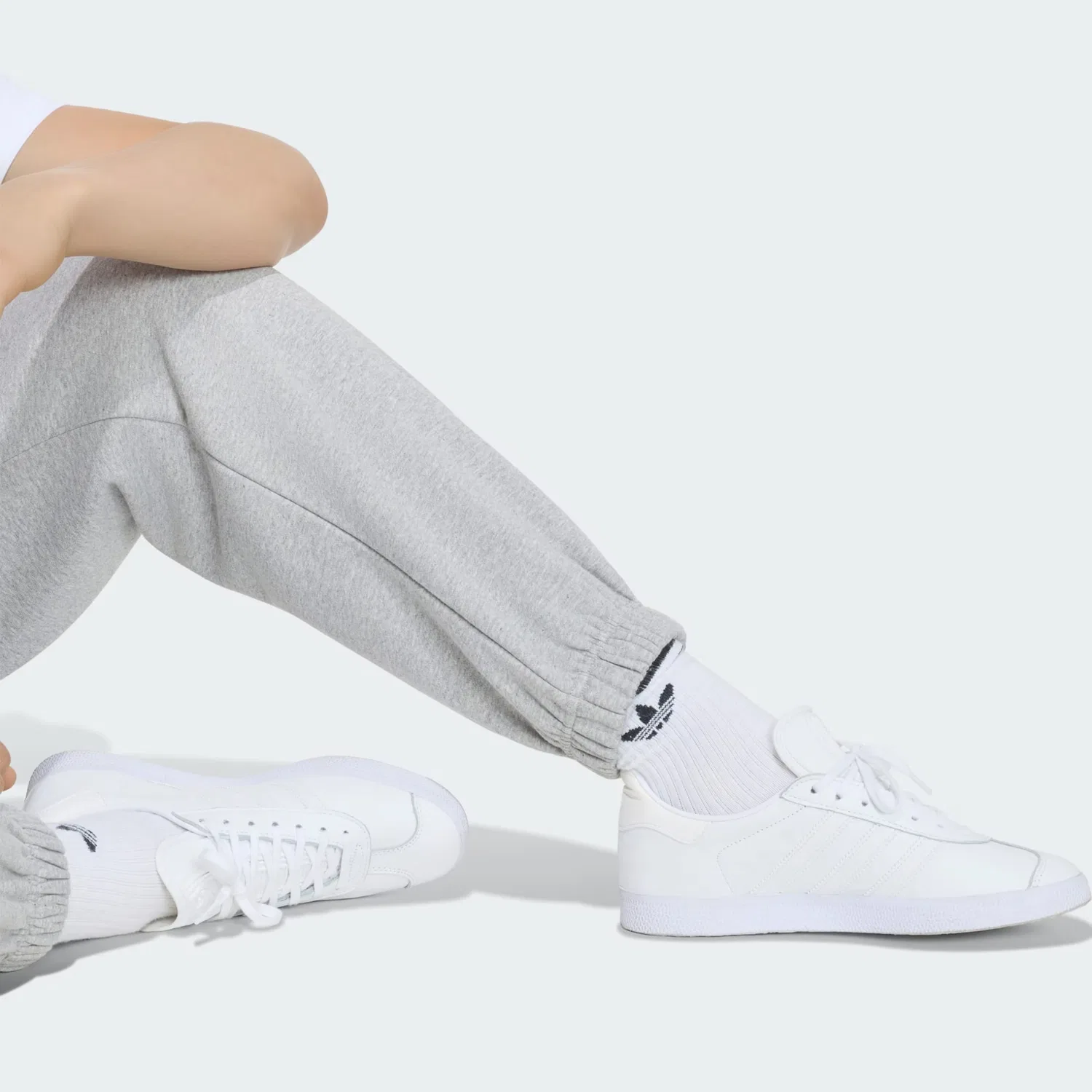 Брюки Adidas Originals свободного кроя Trefoil светло-серого цвета — фото 4