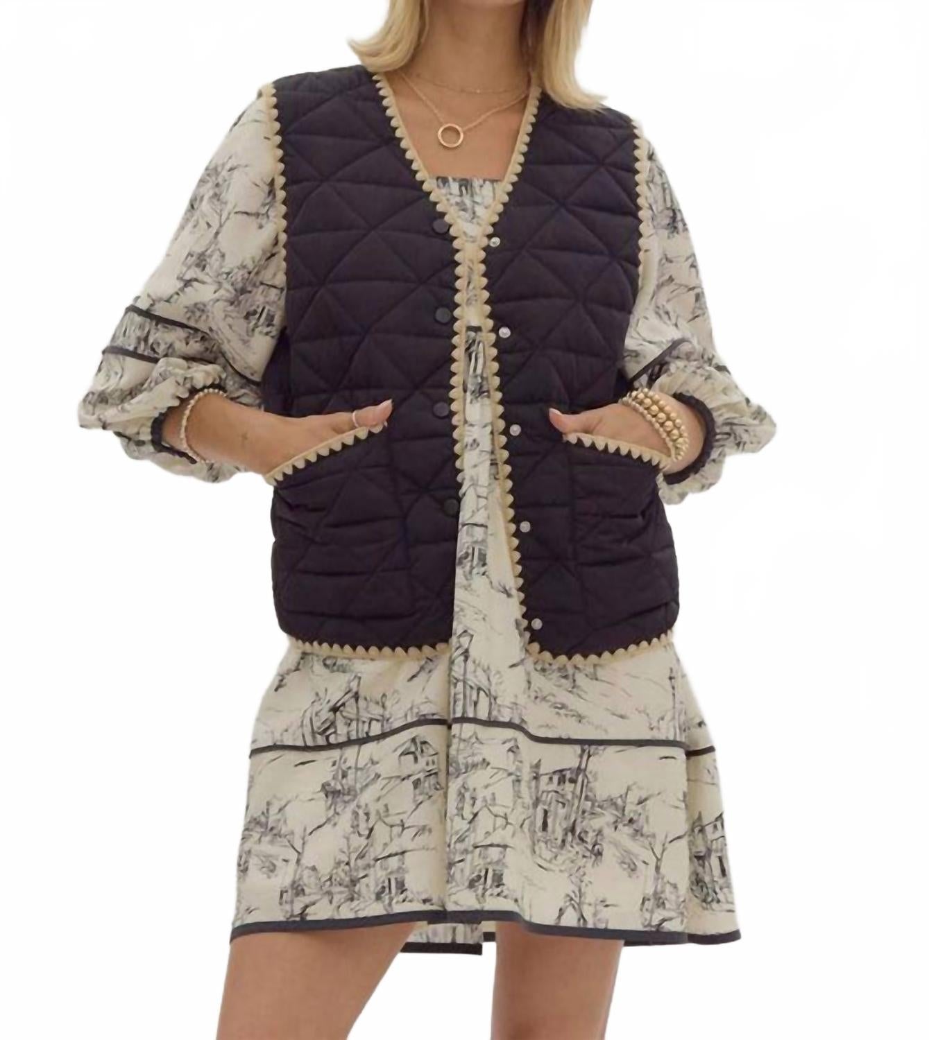 

Джейлин жилет на пуговицах с V-образным вырезом в черном цвете Entro