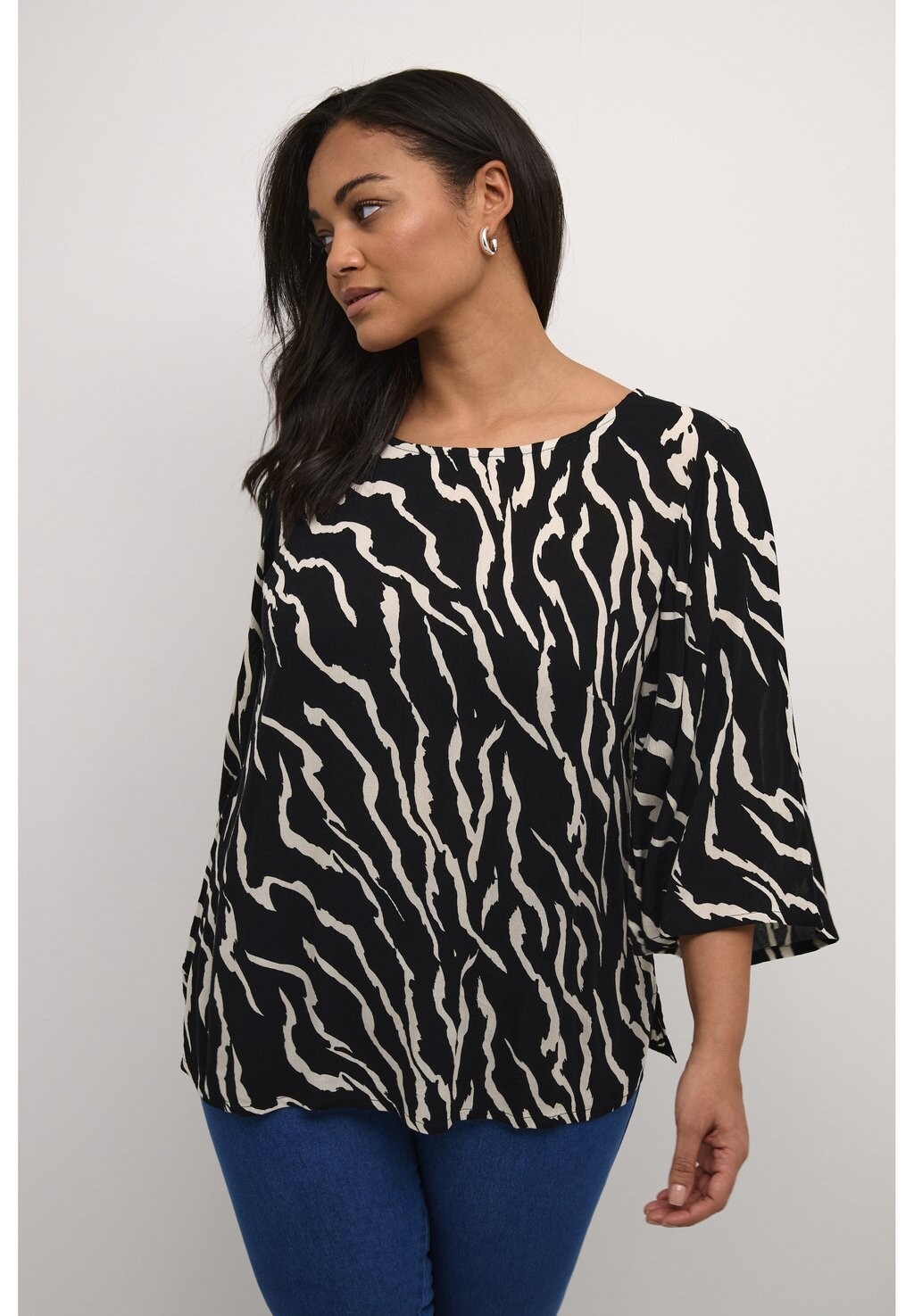 

Блузка KCAMI 3/4 SLEEVE PRINTED Kaffe Curve, цвет black antique zebra print