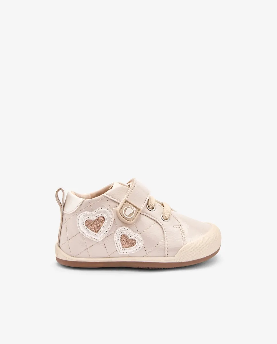 

Детские спортивные кроссовки от Tecnobaby с дизайном, который бережно относится к сердечкам Conguitos, бежевый