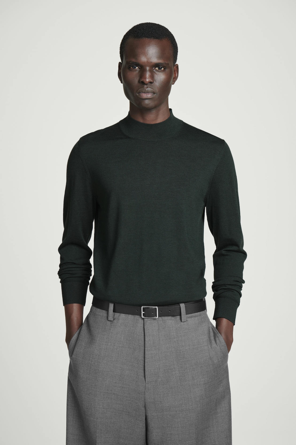 

Свитер из мериносовой шерсти с воротником – стойкой-slim fit COS, темно-зеленый