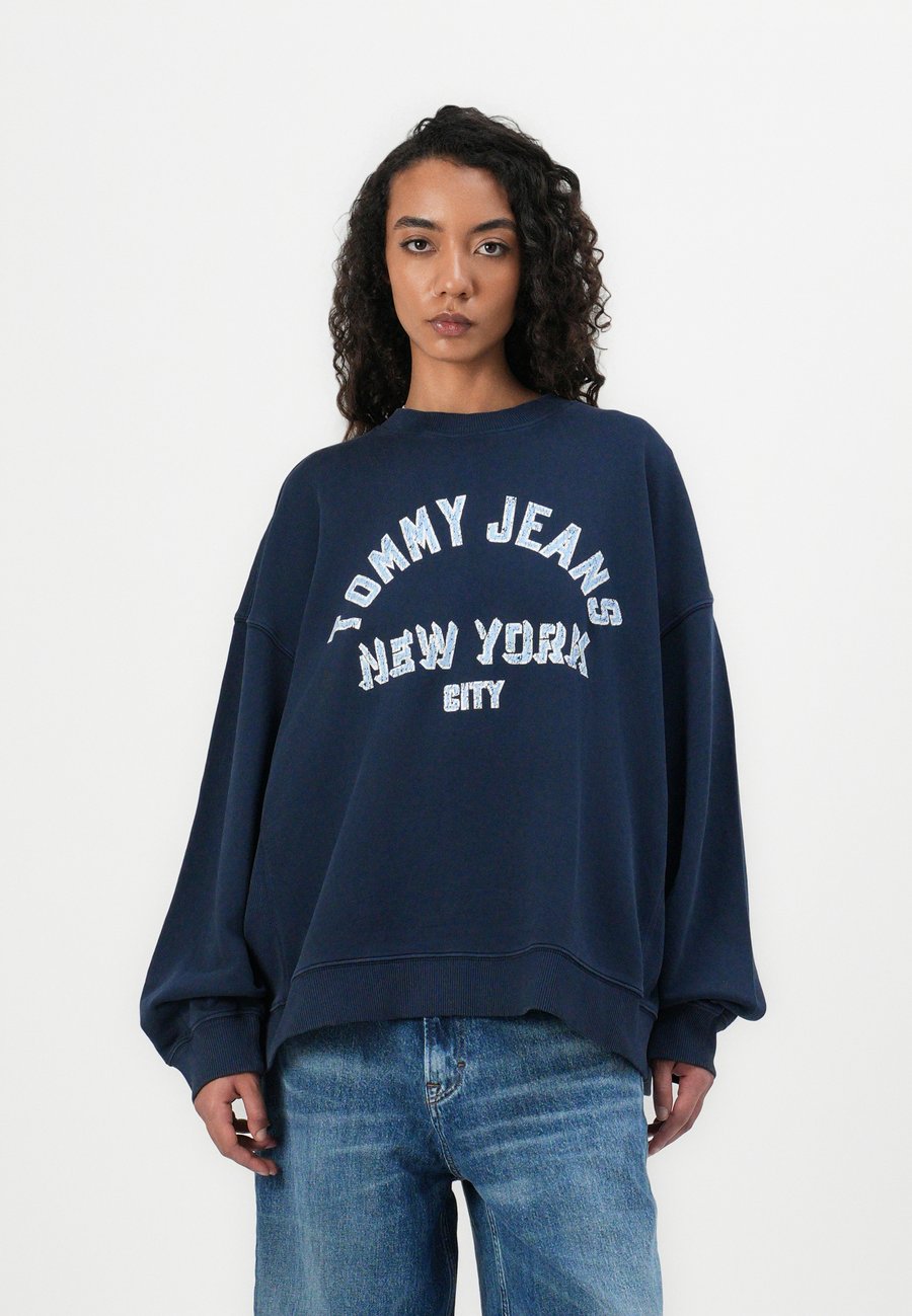 

Толстовка Tommy Jeans VARSITY CREW, Dark Night Navy/Dark Blue