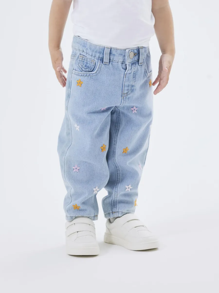 

Джинсы Name It Mom "NMFBELLA MOM JEANS 1250-TE NOOS", с вышивкой, цвет Light Blue Denim Detail:Embroidery