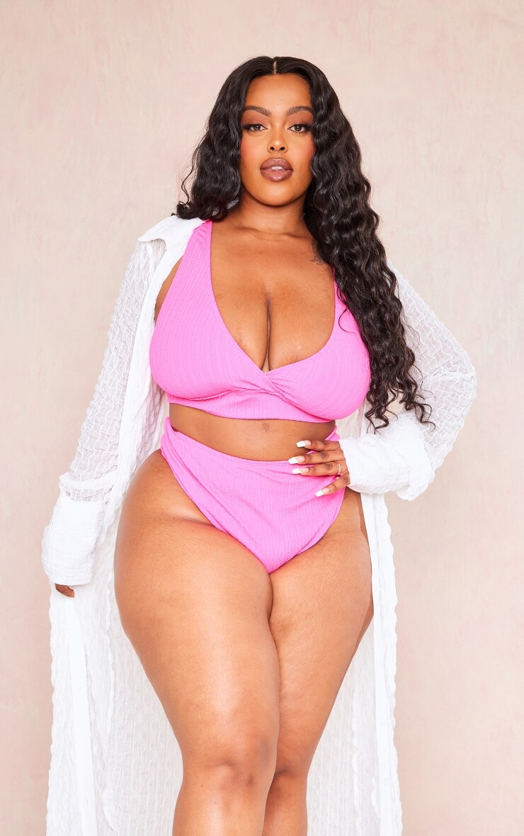 

PrettyLittleThing Ярко-розовый текстурированный бикини-топ с запахом Plus