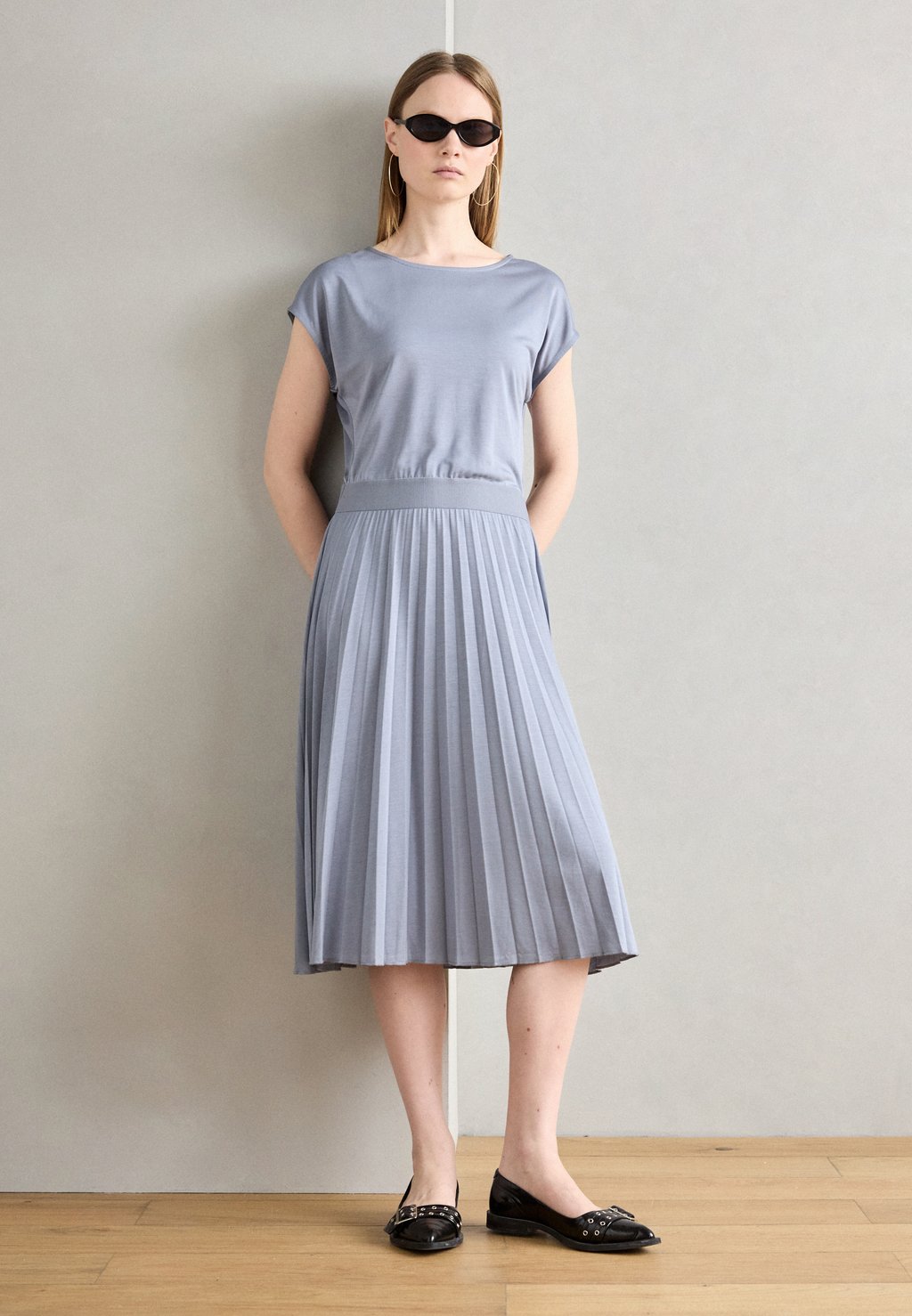 

Платье из джерси DRESS SHORT SLEEVE ROUND NECK PLISSÈE Marc O'Polo, темно-синий